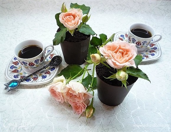 Вот и все, наш вкусный подарок для самых любимых готов. В серединку вставляем любой цветок (я взяла живую розу). Десерт улетает мгновенно, а цветочек еще долго стоит и радует всех.