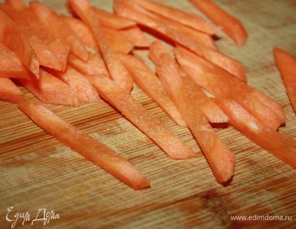 Морковь нарезать соломкой.