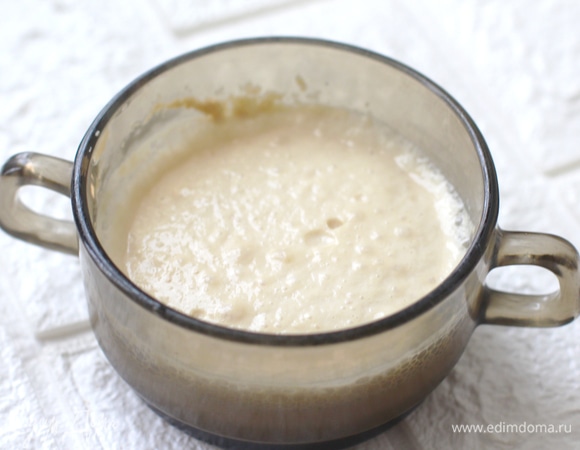 В воде растворить сахар и дрожжи, оставить на 15 минут для активации.