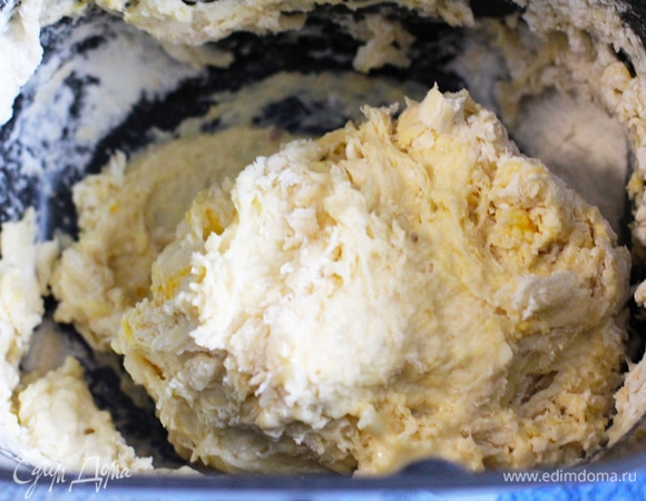 Добавить в заваренную смесь муку, желтки, дрожжевой раствор. Выставить режим «Пицца».