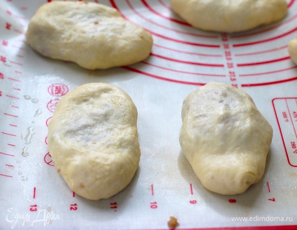 Растянуть тесто руками и наполнить фаршем. Я кладу много — тесто хорошо берет начинку. Заготовки накрыть и снова дать подойти 15 минут.