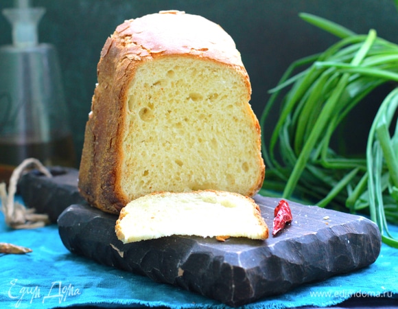 А теперь ошибка. Я все первые шаги сделала как надо, но ошиблась с режимом хлебопечки. Выставила «Основной хлеб — быстрое тесто». В этот момент мне срочно нужно было уйти. Когда я вернулась, то по аромату поняла, что поставила печь не на тот режим, и она мне уже начала выпекать белый хлеб. Ну что делать, решила уже допечь его до любого результата. Результат оказался отличным — вышел нормальный белый хлеб, немного в нем не хватило соли, но с маслом муж съел сразу половину. Вот такой неожиданный эксперимент!