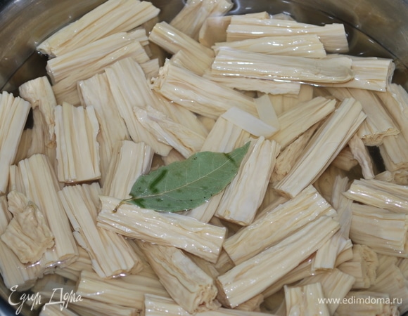 После того как соевая спаржа станет мягкой, промойте ее под водой. Нарежьте ее и залейте водой с уксусом, солью и сахаром (я добавила один лавровый лист). Пусть спаржа постоит в рассоле еще час. Готовой мягкой спаржи, после того как она постояла в воде и рассоле, получилось 700 г.