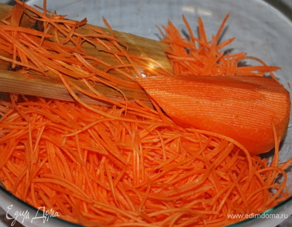 Тем временем морковь натрите на терке.