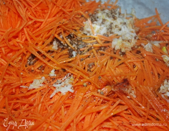 Растительное масло разогрейте до горячего состояния. Чеснок измельчите. Сверху на специи (кориандр, чеснок, красный перец) вылейте горячее растительное масло. Добавьте уксус, соль и сахар. Все хорошо перемешайте.