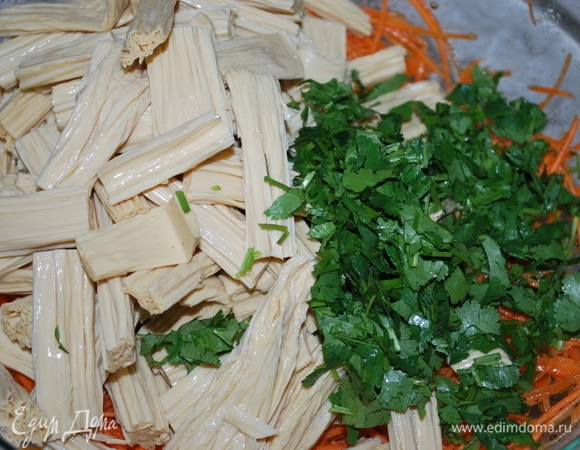 Свежую кинзу и соевую спаржу добавьте к моркови. Перемешайте, отрегулируйте соль и сахар по своему вкусу. Дайте настояться 1–2 часа.