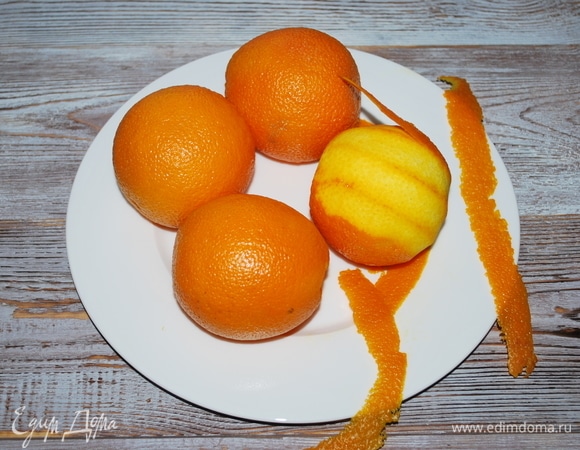 С апельсинов и одного лимона очень аккуратно срежьте слой цедры, без белого слоя (я это сделала при помощи овощечистки).