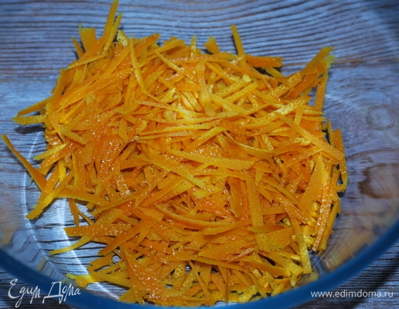 Нарежьте цедру апельсина и лимона тоненькими полосками.