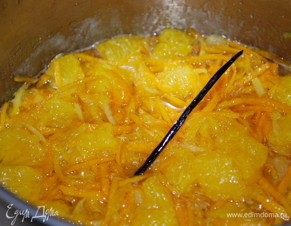 На следующий день отмерьте 140 мл воды, в которой лежали фрукты. А фрукты откиньте на дуршлаг, чтобы стекла вода, 140 мл воды смешайте с сахаром и нагрейте на огне. Смешайте мякоть и цедру и добавьте стручок и семена ванили. Проварите на медленном огне примерно 5–6 минут.