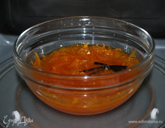 Я решила поэкспериментировать и довести до готовности конфитюр в микроволновой печи. Поставила на режим «Микроволны» 800 Вт на 5 минут. После 5 минут я перемешала конфитюр и еще поставила на 5 минут. И так проваривала его несколько раз, пока конфитюр не загустел, постоянно помешивая.