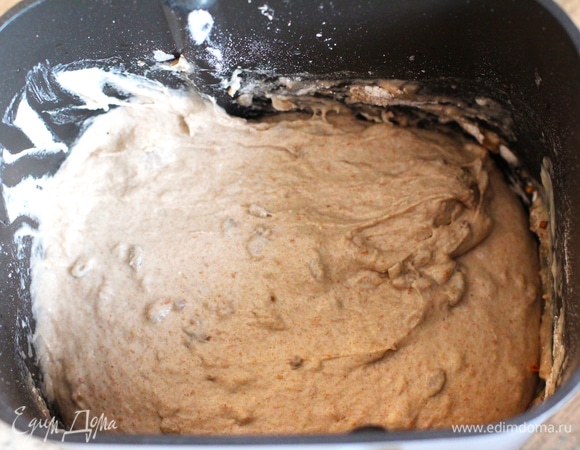 Для закваски: все смешать, накрыть пищевой пленкой, оставить при комнатной температуре минимум на 6–8 часов. Смешать все ингредиенты с готовым стартером в деже хлебопечки на режиме «Пельмени». Тесто влажное, в колобок не собирается, имейте в виду.