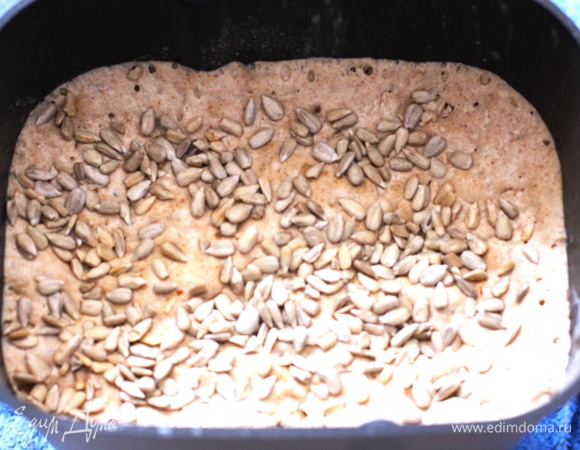 Печь выключить, засечь время — тесто должно подходить 4–5 ч. У меня подходило 4,5 ч и несколько прошло пик подъема, крыша провалилась слегка вниз. Смазать верх водой и посыпать семечками.