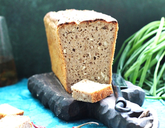 Далее — то же самое в духовке. Все этапы, включая смешивание, делаем в хлебопечке. Форму Л7 (это стандартный кирпич) смазываем тонким слоем сливочного масла и обсыпаем мукой, стряхивая лишнее. Так называемая французская рубашка. Смешанное тесто выложить в подготовленную форму и так же поставить подходить, накрыв форму, в теплое место на 4–5 ч. Разогреть духовку до 250°C. Выпекать хлеб в разогретой духовке с паром 10 минут, затем снизить температуру до 200°C и выпекать до готовности еще 50 минут. За 10 минут до окончания выпечки достать хлеб из формы, поставить на решетку и выпекать оставшиеся 10 минут при температуре 180°C в режиме обдува.