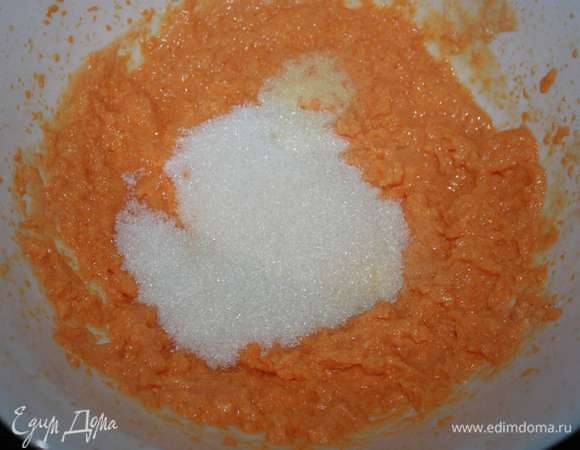 Добавить желтки, манную крупу и сахар. Хорошо размешать.