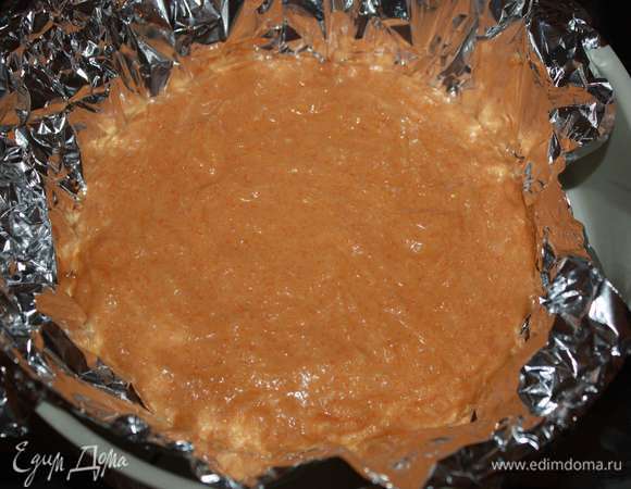 В чашу мультиварки налить воды, а решетку застелить фольгой. Вылить приготовленную творожную массу. Решетку поставить на чашу и готовить в режиме «На пару» 35 минут.