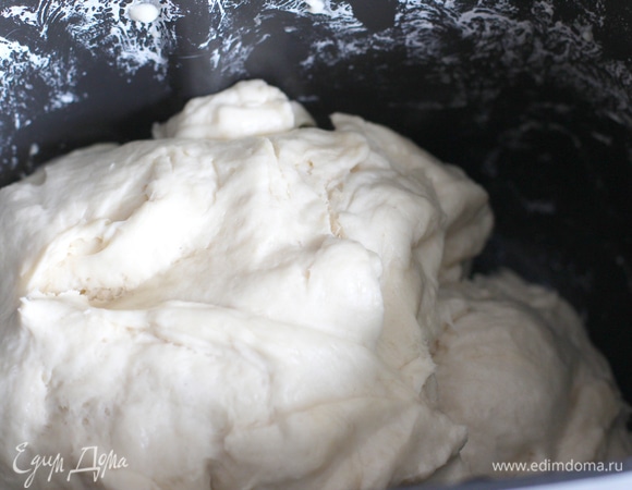 Дрожжи поместить в диспенсер. В дежу сложить все ингредиенты для теста. При замесе посмотреть колобок, возможно, понадобится добавить 1–2 ложки воды. Выставить режим «Тесто» основной (2,20 ч).