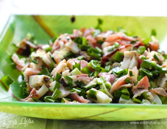 Нарезать бекон, сало, лук, пропустить через пресс чеснок. Перемешать начинку.