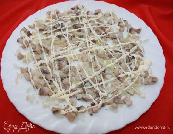 Покрыть небольшим слоем майонеза.