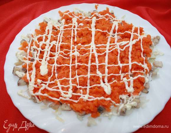 Далее — слой моркови, натертой на крупной терке. И еще слой майонеза.