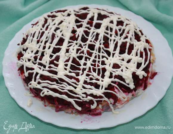 Свеклу натереть на крупной терке и выложить следующим слоем. Покрыть слоем майонеза.
