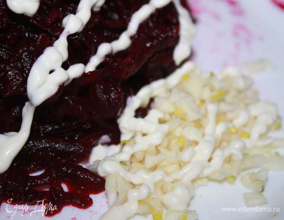 Далее приготовим «розы» для украшения. Свеклу натереть на крупной терке, добавить измельченный чеснок и майонез. Перемешать.