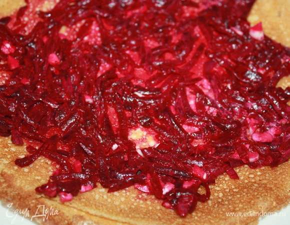 Смесь выложить тонким слоем на каждый блин.