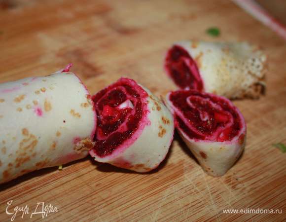 Затем нарезать кусочками. Выложить на салат.