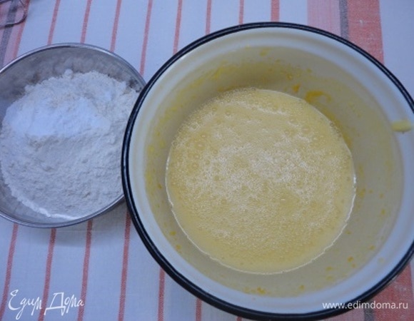 Отделить желтки от белков. Муку смешать с разрыхлителем. Мягкое сливочное масло взбивать с сахаром до пышного сотояния. Добавить по 1 желтку, продолжая взбивать. Влить молоко, добавить муку с разрыхлителем и перемешать.