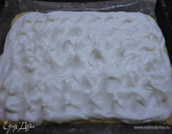 Силиконовой лопаткой сделать произвольные волны, посыпать молотым миндалем и выпекать при 150°C 35–40 минут. Нужно, чтобы низ хорошо пропекся, а верх немного подрумянился.