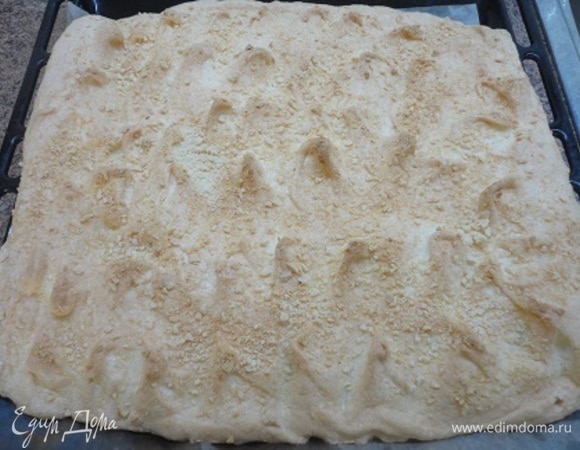 Достаем готовый корж из духовки и сразу разрезаем на 2 равные части. Даем коржам полностью остыть.