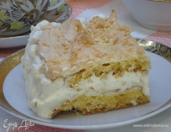 Для крема взбить сливки до устойчивых пиков с ванильным сахаром. Половину крема выкладываем на один корж. Сверху кладем второй корж и слегка придавливаем. Смазываем бока тортика. Дадим тортику постоять часик в холодильнике.