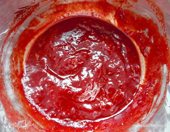 Для начала сварим соус танкацу. Для этого все складываем в кастрюлю, доводим на среднем огне до кипения. Убавляем огонь до минимального и варим в течение 25 минут, перемешивая, чтобы не пригорел. Он должен стать, как растаявшее желе. Полностью остужаем и перекладываем в чистую банку. Убираем в холодильник, он может стоять там в течение 4 недель, не портясь.