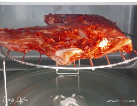 Укладываем ребрышки на решетку для микроволновой печки. Ставим внутрь микроволновки и закрываем дверь. Включаем режим «Гриль» и устанавливаем 2 уровень и время (15 минут).