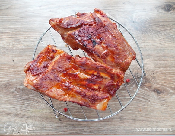 После звукового сигнала вынимаем решетку с ребрами и переворачиваем. Вот такие они через 15 минут под грилем.