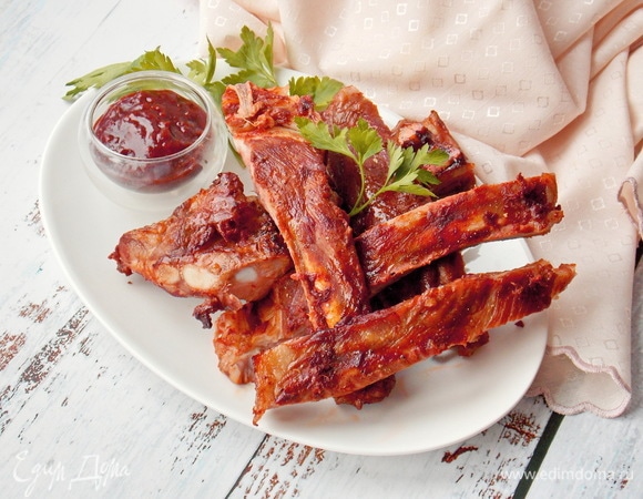 Вынимаем, разрезаем и подаем с соусом тонкацу. Приятного аппетита.