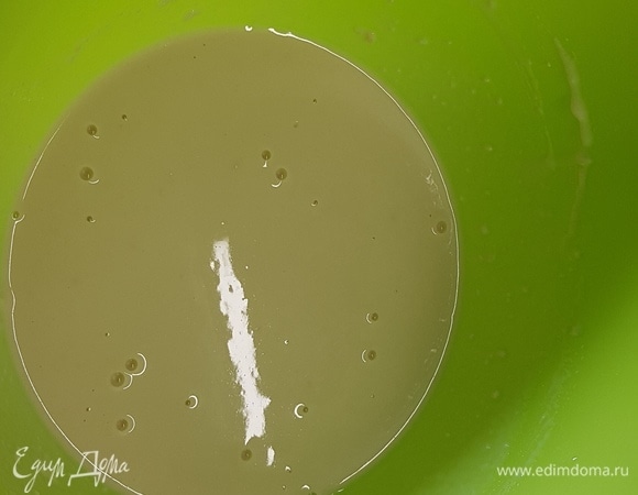 Замесить сначала опару. Смешать теплую сыворотку, сахар и муку.Оставить на 30 минут, чтобы опара подошла.