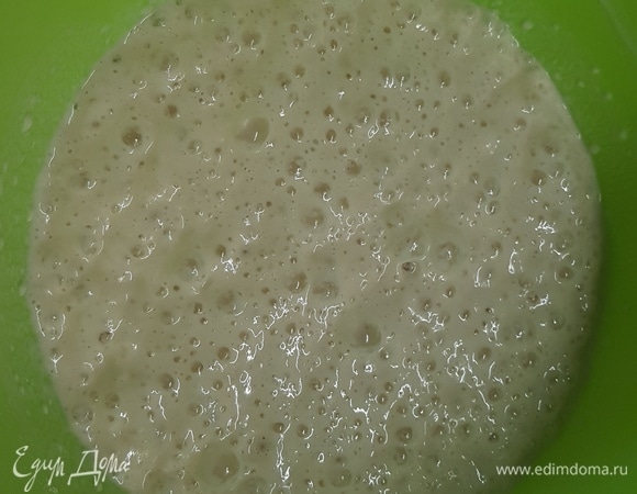 Через 30 минут опара вся покрылась пузырьками.