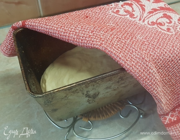 Форму для выпечки смазать маслом. Выложить в нее тесто и оставить для подъема на 30 минут. Выпекать 40 минут при температуре 200°C.