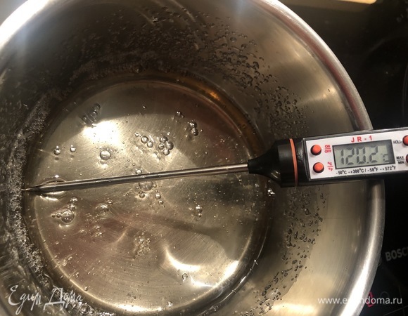 Сварить сироп. 60 мл воды и 150 г сахара довести до 120°C.