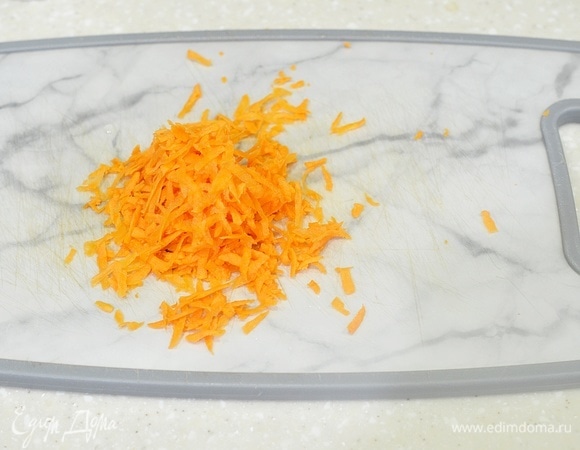 Морковь почистите и натрите на терке. Лучше на мелкой. У меня мелкой не было, поэтому натерла на средней.