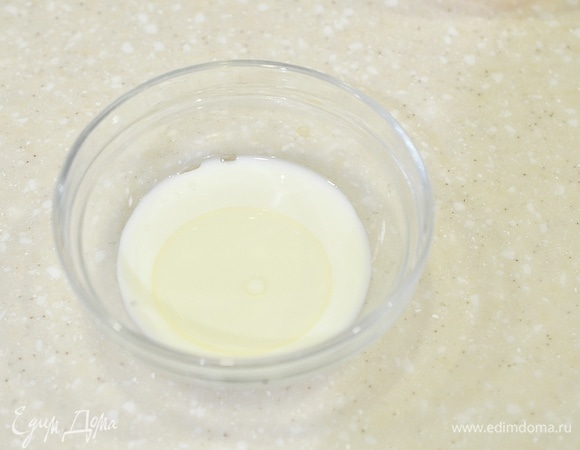 Кефир перемешайте с маслом.