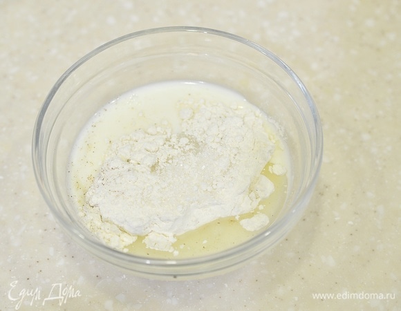 Соедините сухую и кефирную смеси.