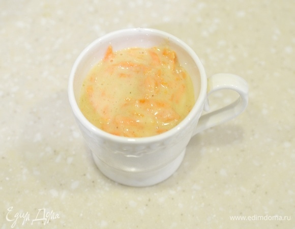 Добавьте морковь, перемешайте и выложите в чашку. Не до самого верха, а где-то чуть больше чем наполовину.