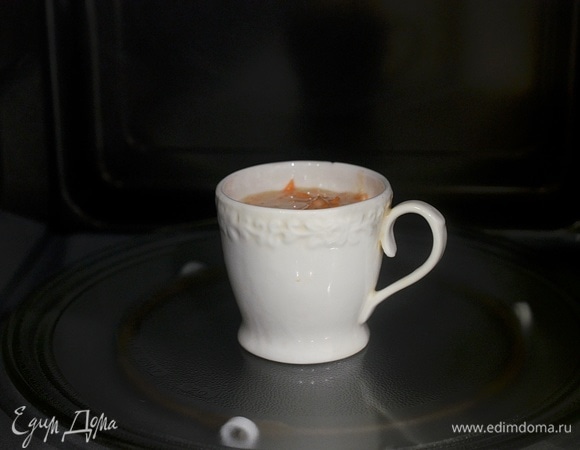 Поставьте в микроволновую печь на крутящуюся стеклянную подставку. Режим «Микроволны», мощность — 1000 Вт, кнопка быстрого старта, время — 2,5 минуты.