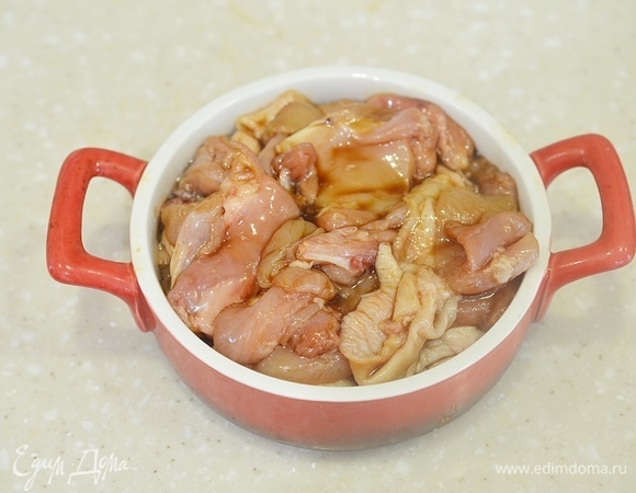 Выложите замаринованную курицу.