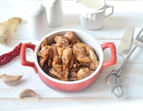 Готовую курицу посыпьте семенами кунжута. Приятного аппетита!