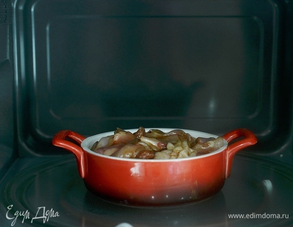 Поставьте на крутящуюся стеклянную подставку в микроволновую печь Panasonic NN-GD39HS. Можно накрыть крышкой. Готовьте на высокой мощности 5 минут. Затем мощность уменьшите до минимальной и готовьте еще 10 минут.