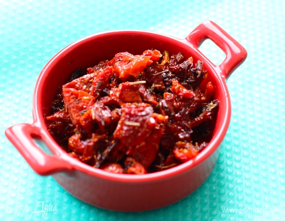 С вяленых помидоров (у меня домашнего приготовления) слить масло, нарезать мелко.