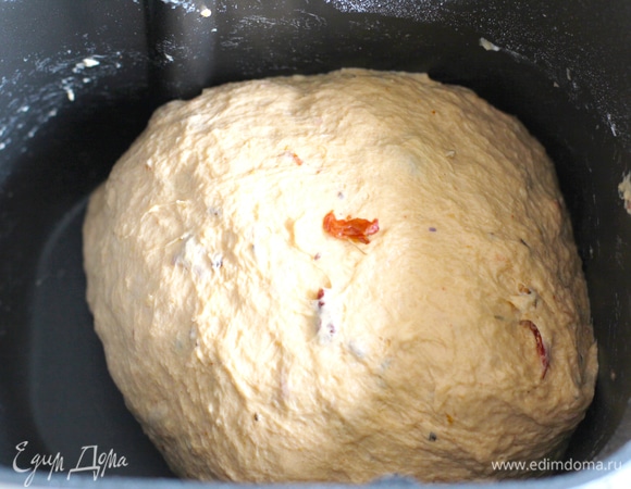 Выставляем режим «Тесто — основное с наполнителем». Здесь не кладем томаты в диспенсер, а добавляем непосредственно в дежу. Это удобно, когда наполнитель жирный или липкий. Добавляем вяленые помидоры.