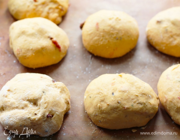 Подошедшее тесто разделить на 10 кусочков примерно по 120 г каждый. Подкатать, накрыть и дать отдохнуть 15 минут.